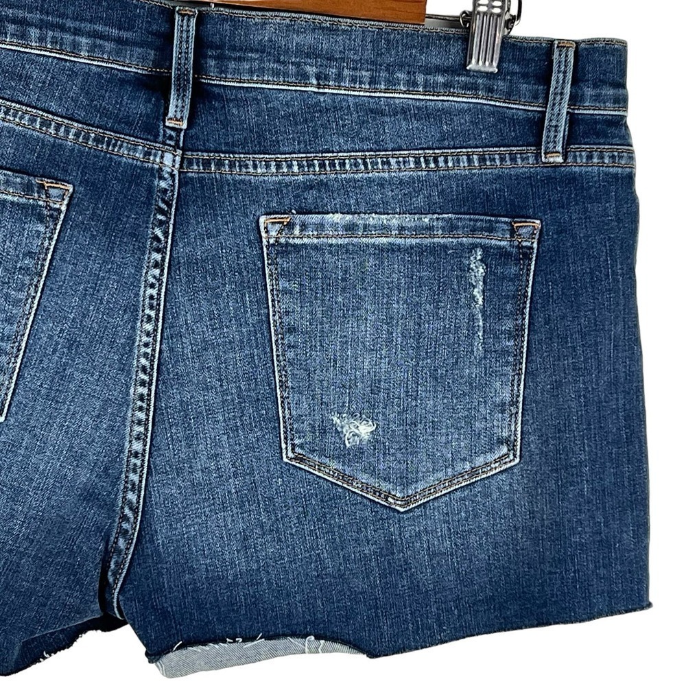 FRAME LE CUTOFF DISTRESSED DENIM SHORTS IN AZURE NWT WOMEN'S SIZE‎ 32 - Picture 7 of 16